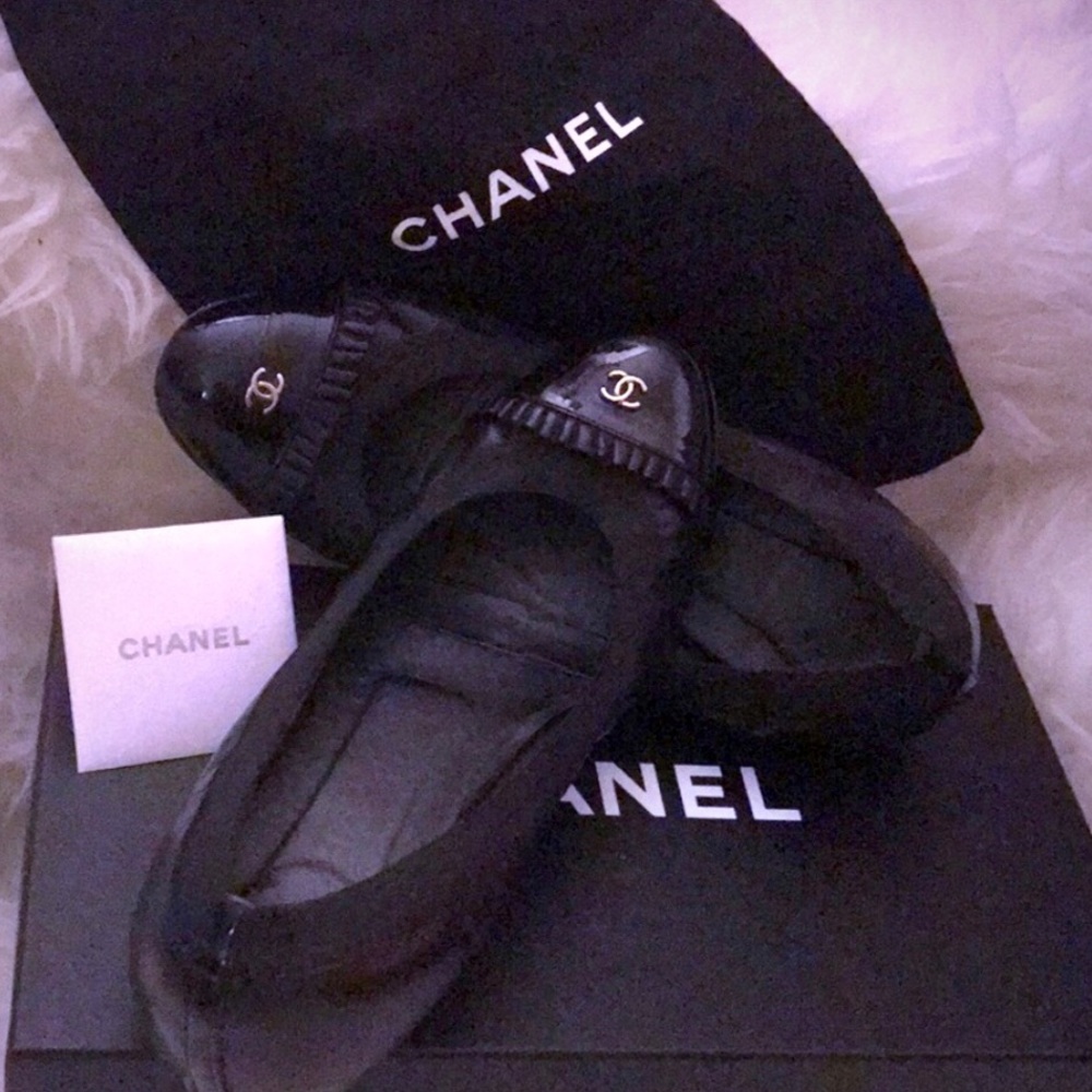 Chanel Ballerina flats with gold cc logo +Box fits 7.5 🎁free surprise gift)